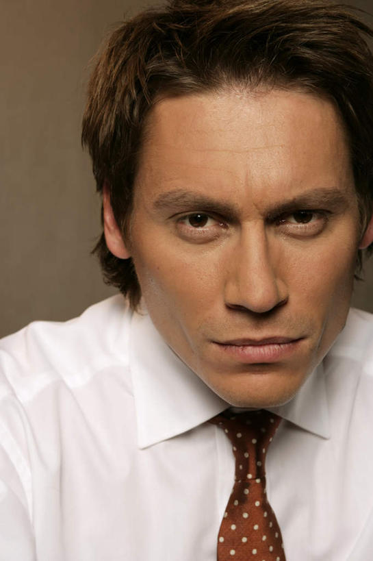 西方人,一个人,商务人士,商务男性,坐,竖图,室内,白天,正面,衬衫,欧洲,欧洲人,仅一个男性,仅一个人,套装,墙,领带,注视,墙壁,墙面,仅一个年轻男性,观察,看,观看,察看,象征,庄重,关注,商务装,身份,工薪阶层,正式,地位,男人,男性,年轻男性,白种人,白领,上班族,坐着,半身,彩图,衬衣