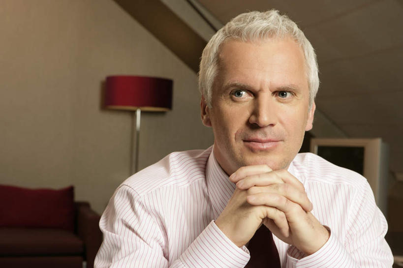 西方人,一个人,商务人士,商务男性,坐,横图,室内,白天,正面,衬衫,沙发,台灯,照明,欧洲,欧洲人,仅一个男性,仅一个人,撑,套装,墙,灯光,领带,托腮,注视,墙壁,墙面,灯,灯具,观察,看,托,仅一个老年男性,观看,照亮,察看,象征,庄重,照明设备,关注,托下巴,商务装,身份,布艺沙发,工薪阶层,正式,地位,老年男性,男人,男性,白种人,白领,上班族,坐着,半身,彩图,衬衣