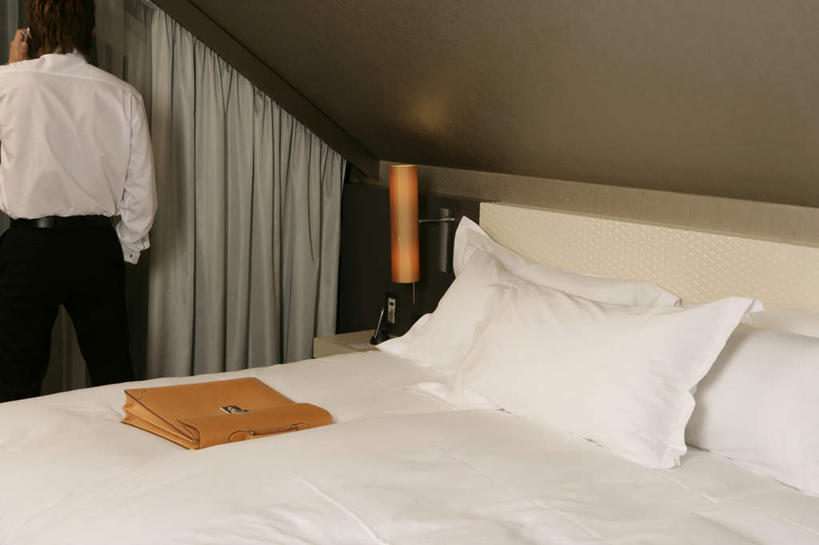 西方人,一个人,商务人士,商务男性,站,说,打电话,横图,室内,白天,衬衫,购物,讨论,消费,床,台灯,卧室,袋子,电话,手机,照明,欧洲,欧洲人,仅一个男性,仅一个人,套装,包装袋,手提袋,墙,双人床,灯光,床单,购物袋,通讯设备,被子,墙壁,墙面,灯,仅一个年轻男性,背面,灯具,靠,靠着,站着,金融,照亮,被单,照明设备,购买,商务装,贸易,工薪阶层,单手抄兜,单手放兜,交流,男人,男性,年轻男性,白种人,白领,上班族,插兜,沟通,讲话,交谈,商讨,手插兜,手放口袋,说话,谈话,通话,站立,半身,彩图,衬衣,睡房,卧房,手抄兜