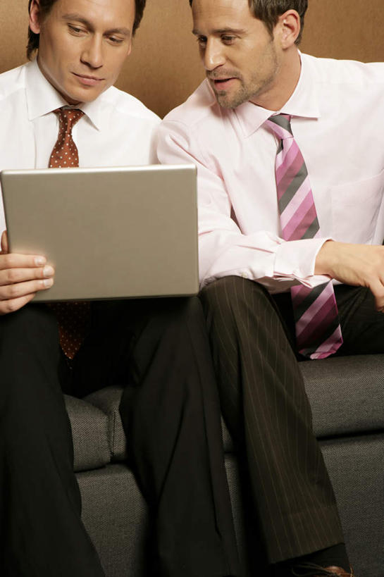 西方人,两个人,同事,商务人士,商务男性,办公室,坐,说,竖图,室内,白天,正面,衬衫,讨论,成功,合作,团队,集体,信心,电脑,笔记本电脑,沙发,欧洲,欧洲人,敲打,套装,网络,墙,领带,注视,输入,通讯设备,队伍,墙壁,墙面,打字,观察,看,观看,点击,敲击,察看,无线,领导,象征,庄重,成就,关注,通信设备,商务装,身份,无线网络,合伙,领袖,布艺沙发,无线上网,便携式电脑,工薪阶层,正式,地位,交流,按键,手提电脑,男人,男性,年轻男性,白种人,年轻人,白领,上班族,沟通,讲话,交谈,商讨,说话,谈话,坐着,半身,彩图,衬衣