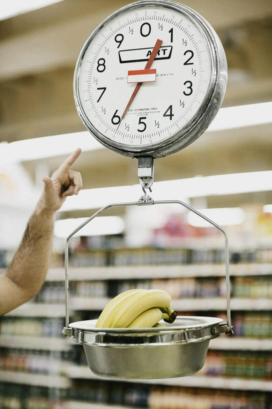 西方人,手,一个人,商店,举,竖图,室内,特写,白天,正面,购物,消费,仪器,超市,欧洲,欧洲人,仅一个男性,仅一个人,指,朦胧,模糊,标志,数字,文字,字符,电子秤,指点,标识,货架,架子,仅一个年轻男性,托,手部,金融,百货,阿拉伯数字,单手,衡量,指向,陈列架,计量,选购,贸易,百货公司,血拼,衡器,超市货架,男人,男性,年轻男性,白种人,秤,超级市场,大卖场,举起,举手,举着,向上举,向上伸,向上托,半身,彩图,购物商场,购物中心,商业中心,电子称