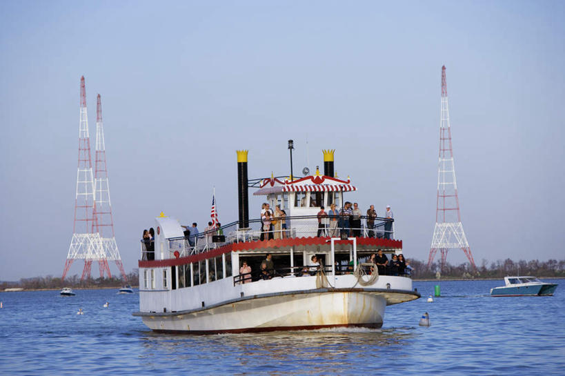 无人,码头,横图,室外,白天,正面,旅游,度假,海浪,海洋,美景,轮船,船,木板,景观,浪花,铁塔,桥,木桥,娱乐,栈桥,蓝色,蓝天,天空,自然,海水,天,享受,休闲,景色,放松,晴朗,人行桥,木板桥,航行,自然风光,海景,万里无云,大海,风浪,海,海水的波动,近岸浪,涌浪,晴空,晴空万里,彩图,摆渡口,埠头,渡口,渡头,货运码头