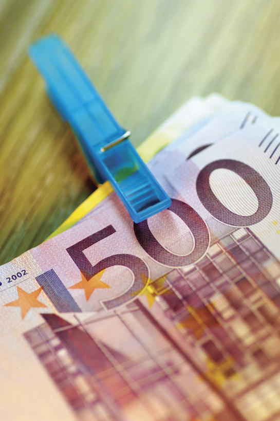 无人,竖图,俯视,室内,特写,白天,钱,桌面,桌子,静物,一排,许多,整齐,钱币,数字,欧元,排列,一个,蓝色,夹子,钞票,金融,纸币,阿拉伯数字,经济,单个,堆,夹着,队列,流通,纸钞,贸易,货币,现金,彩图,高角度拍摄