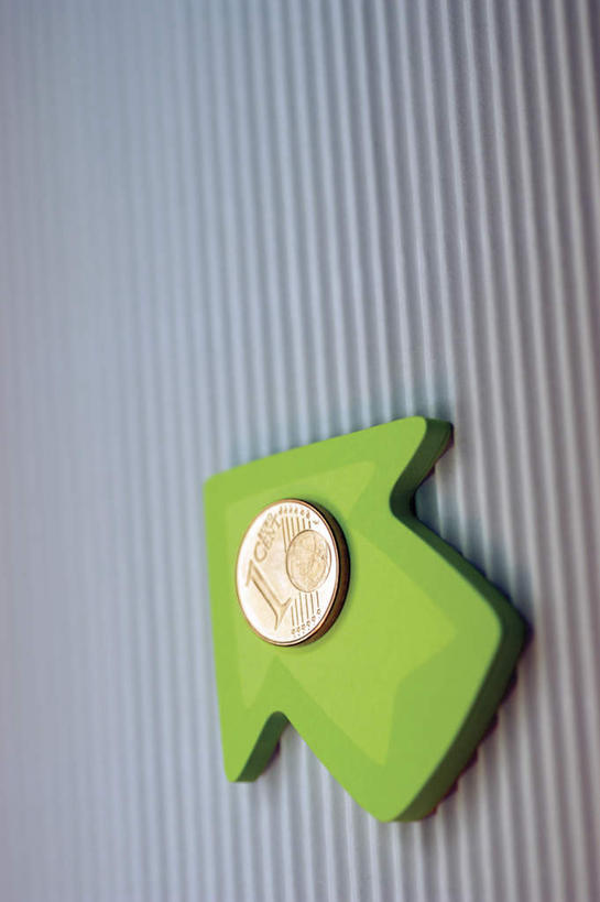 无人,竖图,俯视,室内,特写,白天,钱,静物,钱币,欧元,方向,箭头,一个,绿色,金融,经济,单个,指向,流通,贸易,货币,现金,硬币,彩图,高角度拍摄