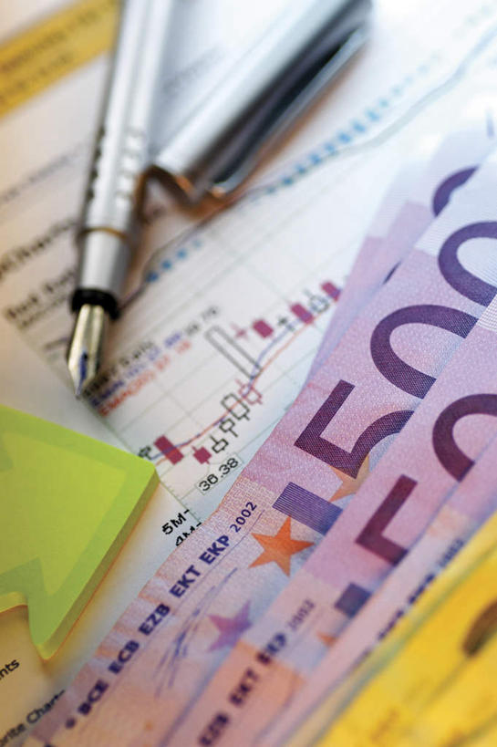 无人,竖图,俯视,室内,特写,白天,钱,静物,英文,笔,标志,钱币,数字,文字,字符,字母,办公用品,欧元,标识,水笔,文具,学习用品,钞票,金融,纸币,阿拉伯数字,经济,英文字母,笔套,文具用品,流通,纸钞,贸易,货币,现金,彩图,高角度拍摄