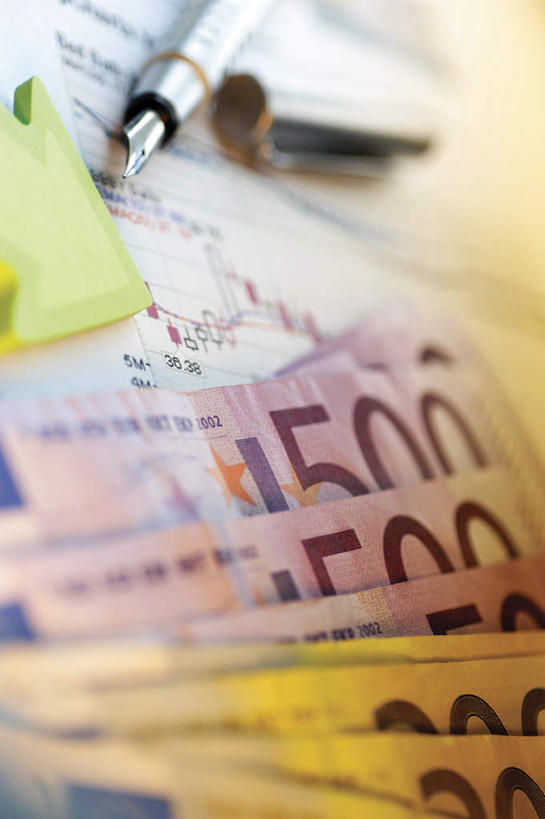 无人,竖图,俯视,室内,特写,白天,钱,静物,一排,许多,整齐,英文,笔,标志,钱币,数字,文字,字符,字母,办公用品,欧元,标识,水笔,文具,排列,学习用品,钞票,金融,纸币,阿拉伯数字,经济,堆,英文字母,笔套,文具用品,队列,流通,纸钞,贸易,货币,现金,彩图,高角度拍摄