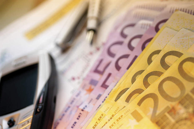 无人,打电话,横图,俯视,室内,特写,白天,钱,静物,电话,手机,一排,许多,整齐,英文,笔,标志,钱币,数字,文字,字符,字母,办公用品,欧元,通讯设备,标识,水笔,文具,排列,学习用品,钞票,金融,纸币,阿拉伯数字,经济,堆,英文字母,笔套,文具用品,队列,流通,纸钞,贸易,交流,货币,现金,沟通,通话,彩图,高角度拍摄