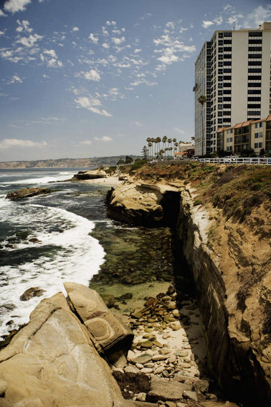 无人,高楼大厦,竖图,俯视,室外,白天,度假,礁石,石头,美景,沙滩,植物,城市风光,城市,大厦,建筑,摩天大楼,美国,阴影,光线,沙子,石子,影子,海岸,景观,云,云朵,沙地,云彩,娱乐,树,树木,蓝色,绿色,白云,蓝天,天空,阳光,自然,天,享受,休闲,景色,放松,生长,晴朗,成长,北美,北美洲,加利福尼亚,美洲,加州,圣地亚哥,加利福尼亚州,金州,黄金州,圣地牙哥,圣迭戈,北亚美利加洲,亚美利加洲,拉霍亚,海滩,礁,石块,岩石,晴空,彩图,高角度拍摄,大楼,高层建筑,高楼,摩天楼