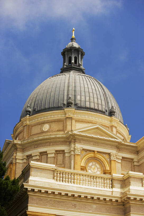 无人,高楼大厦,教堂,竖图,室外,白天,仰视,旅游,度假,标志建筑,地标,建筑,摩天大楼,美国,节日,尖顶,文化,娱乐,建设,圆顶,蓝色,蓝天,天空,天,祈祷,享受,休闲,健康,旅游胜地,放松,许愿,宗教,信仰,晴朗,纪念,祈求,北美,北美洲,基督教,天主教,美洲,信念,万里无云,北亚美利加洲,亚美利加洲,平安,晴空,晴空万里,彩图,低角度拍摄,大教堂,大楼,高层建筑,高楼,礼拜堂,摩天楼