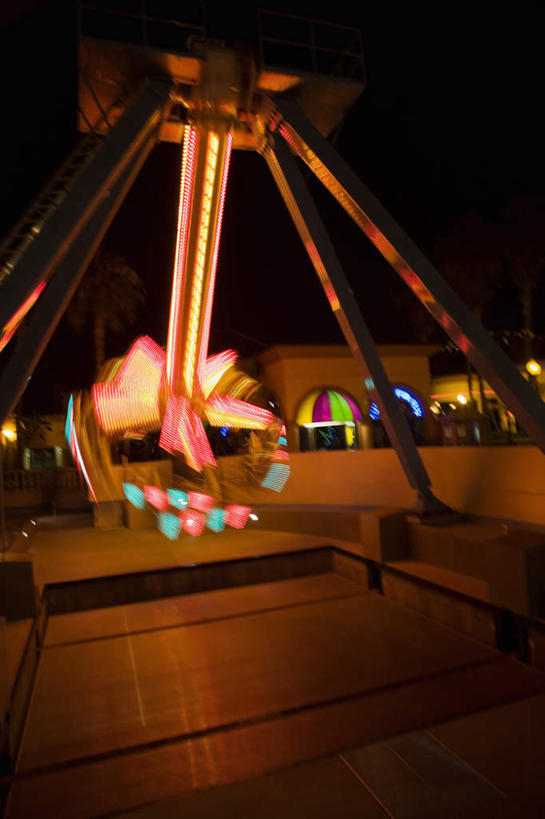 无人,游乐园,竖图,室外,夜晚,正面,长时间曝光,度假,游戏,美景,城市风光,城市,游乐场,美国,朦胧,模糊,景观,玩,娱乐,刺激,享受,休闲,景色,放松,北美,北美洲,发泄,消遣,加利福尼亚,美洲,曝光,加州,加利福尼亚州,金州,黄金州,超级大摆锤,大摆锤,北亚美利加洲,亚美利加洲,宣泄,乐园,游乐项目,玩耍,嬉戏,彩图