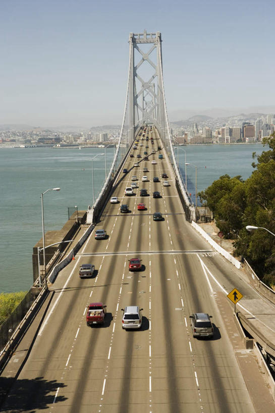 无人,竖图,俯视,室外,白天,度假,河流,美景,水,植物,城市风光,城市,道路,路,公路,美国,河水,景观,水流,分界线,停车线,交通,娱乐,树,树木,蓝色,绿色,蓝天,天空,自然,天,享受,休闲,景色,放松,生长,晴朗,成长,车行道,车行道分界线,北美,北美洲,加利福尼亚,标线,美洲,旧金山,加州,车行线,加利福尼亚州,万里无云,圣弗朗西斯科,三藩市,金州,黄金州,海湾大桥,北亚美利加洲,亚美利加洲,晴空,晴空万里,马路,彩图,高角度拍摄,旧金山.奥克兰海湾大桥