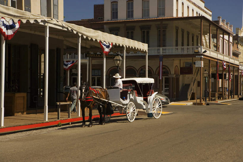 西方人,无人,两个人,家,走,横图,室外,白天,正面,度假,美景,城市风光,城市,道路,路,公路,马,帽子,欧洲,美国,欧洲人,车夫,戴,房屋,屋子,景观,马车,交通,娱乐,楼房,住宅,蓝色,蓝天,天空,天,享受,休闲,景色,放松,晴朗,北美,北美洲,美洲,万里无云,北亚美利加洲,亚美利加洲,男人,男性,年轻男性,白种人,晴空,晴空万里,马路,步行,散步,走路,彩图,房子