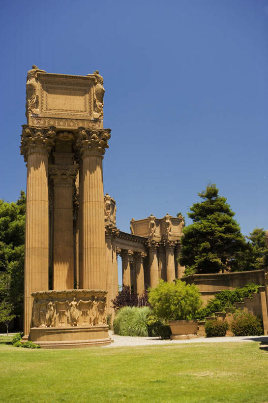 无人,家,竖图,室外,白天,仰视,旅游,度假,草地,草坪,植物,雕塑,艺术,装饰,雕刻,雕像,房屋,屋子,娱乐,楼房,立柱,住宅,草,蓝色,绿色,蓝天,天空,工艺品,天,享受,休闲,放松,晴朗,纪念,美术,主题,陈列,万里无云,功能,美学,晴空,晴空万里,彩图,低角度拍摄,房子