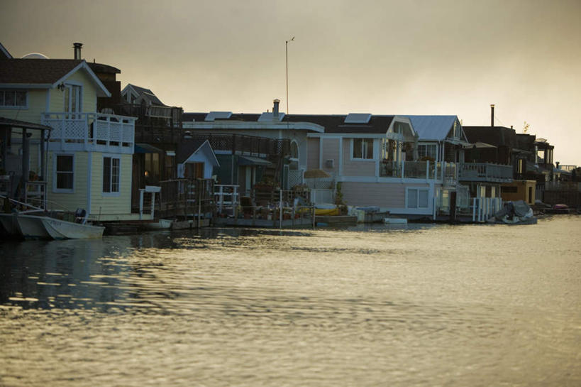 无人,家,码头,横图,室外,白天,正面,度假,河流,美景,水,城市风光,城市,船,美国,房屋,屋子,河水,景观,水流,娱乐,楼房,住宅,蓝色,蓝天,天空,天,享受,休闲,景色,放松,晴朗,北美,北美洲,加利福尼亚,美洲,加州,加利福尼亚州,万里无云,金州,黄金州,北亚美利加洲,亚美利加洲,马林县,晴空,晴空万里,彩图,房子,摆渡口,埠头,渡口,渡头,货运码头