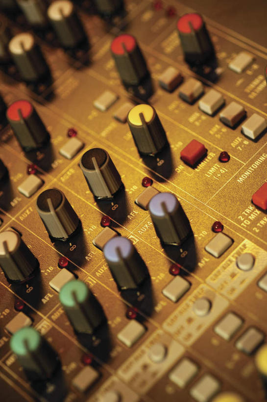 无人,竖图,俯视,室内,特写,白天,零件,电路,静物,一排,关闭,阴影,朦胧,模糊,整齐,反射,影子,加工,开关,排列,按钮,打开,摄影,影棚,放大,修饰,混合,播音,开启,队列,广播,调音台,分配,闭合,调音控制台,彩图,高角度拍摄,影棚拍摄,拍摄