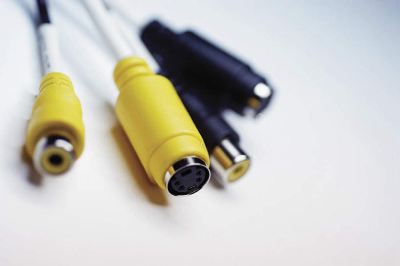 无人,横图,俯视,室内,特写,白天,白色背景,通讯,数据,静物,一排,阴影,朦胧,模糊,整齐,反射,传输,影子,四根,排列,摄影,影棚,队列,音频线,线缆,彩图,高角度拍摄,影棚拍摄,拍摄,音频连接线