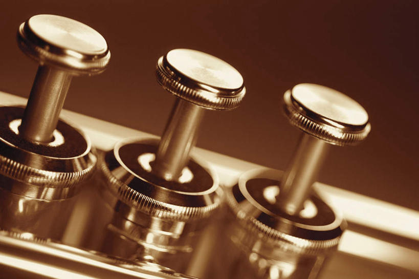 无人,横图,俯视,室内,特写,白天,静物,金属制品,阴影,棕色背景,朦胧,模糊,反射,金属,影子,乐器,铜管乐器,小号,一个,摄影,影棚,单个,铜管,彩图,高角度拍摄,影棚拍摄,拍摄