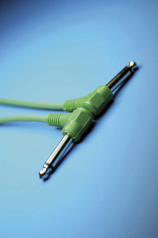 无人,竖图,俯视,室内,特写,白天,通讯,数据,静物,两根,阴影,蓝色背景,朦胧,模糊,反射,传输,影子,绿色,摄影,影棚,音频线,线缆,彩图,高角度拍摄,影棚拍摄,拍摄,音频连接线