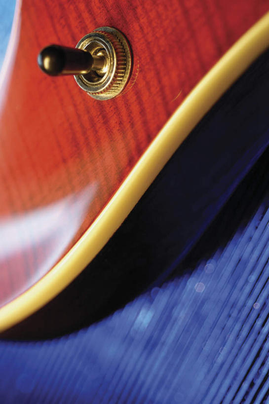 无人,竖图,俯视,室内,特写,白天,桌面,桌子,静物,阴影,朦胧,模糊,反射,木制,插头,影子,电吉他,乐器,弦乐器,一个,蓝色,木制品,单个,弹拨弦鸣乐器,彩图,高角度拍摄,弹拨弦乐器