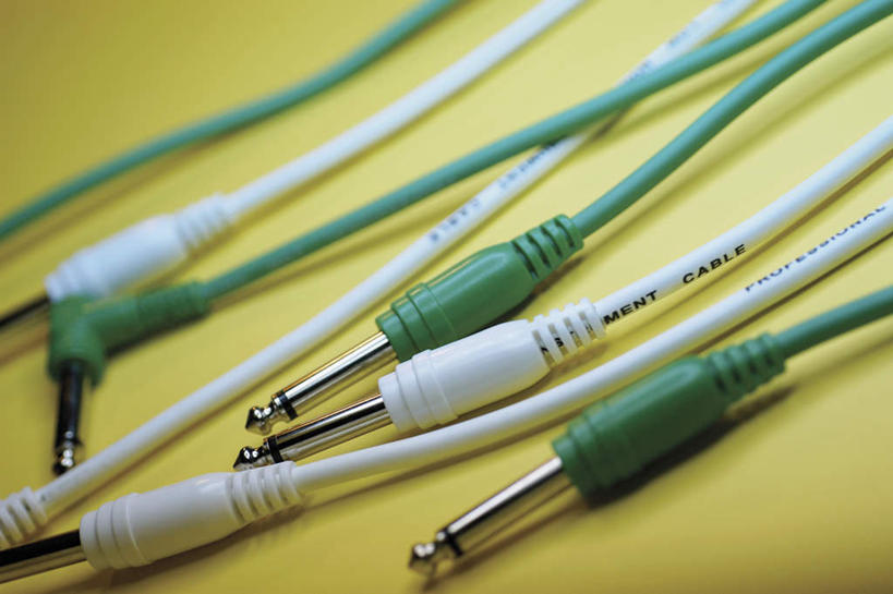 无人,横图,俯视,室内,特写,白天,通讯,数据,静物,一堆,许多,阴影,堆叠,堆积,黄色背景,朦胧,模糊,反射,传输,影子,绿色,白色,摄影,影棚,堆,音频线,线缆,彩图,高角度拍摄,影棚拍摄,拍摄,音频连接线