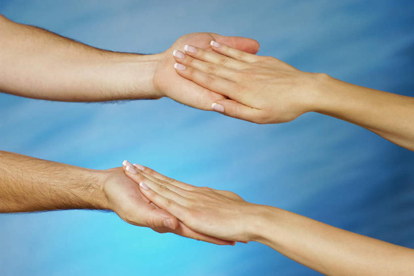 西方人,手,两个人,伙伴,朋友,横图,室内,特写,白天,侧面,友谊,欧洲,欧洲人,双手,阴影,蓝色背景,反射,影子,手部,搭,手语,摄影,影棚,搭着,哑语,语言,交流,友情,男人,男性,年轻男性,年轻女性,女人,女性,白种人,沟通,半身,彩图,影棚拍摄,拍摄