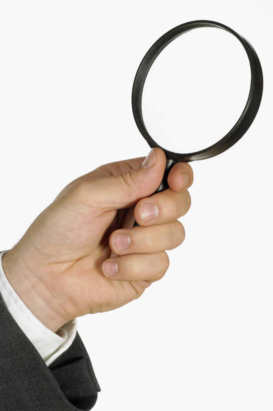 西方人,手,一个人,商务人士,商务男性,竖图,室内,特写,白天,白色背景,侧面,衬衫,仪器,欧洲,欧洲人,仅一个男性,仅一个人,握,阴影,套装,检查,反射,分析,科学,放大镜,影子,拿,拿着,仅一个年轻男性,观察,手部,清晰,探索,握着,摄影,影棚,放大,观看,单手,仔细,透镜,凸透镜,聚焦,关注,商务装,工薪阶层,光学,清楚,男人,男性,年轻男性,白种人,白领,上班族,半身,彩图,影棚拍摄,衬衣,拍摄