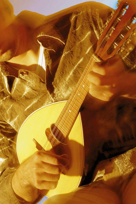 西方人,一个人,坐,竖图,室内,白天,正面,欧洲,欧洲人,仅一个男性,仅一个人,握,阴影,服装,朦胧,模糊,反射,影子,乐器,弦乐器,弹奏,拿,拿着,休闲装,仅一个年轻男性,一个,衣服,休闲,休闲服,握着,服饰,单个,弹拨弦鸣乐器,班卓琴,男人,男性,年轻男性,白种人,坐着,半身,彩图,弹拨弦乐器