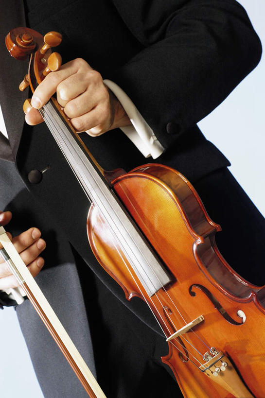 西方人,手,一个人,音乐家,站,竖图,室内,特写,白天,白色背景,正面,衬衫,西装,欧洲,欧洲人,双手,仅一个男性,仅一个人,握,阴影,套装,正装,反射,影子,乐器,领带,弦乐器,小提琴,拿,拿着,职业装,仅一个年轻男性,站着,手部,握着,摄影,影棚,琴弓,弓拉弦乐器,弓拉弦鸣乐器,男人,男性,年轻男性,白种人,乐师,演奏家,音乐工作者,站立,半身,彩图,影棚拍摄,衬衣,拍摄