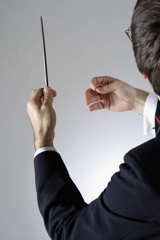 西方人,头,手,一个人,站,竖图,室内,特写,白天,西装,欧洲,欧洲人,双手,仅一个男性,仅一个人,一副,一根,握,阴影,灰色背景,套装,正装,反射,棒子,眼镜,影子,指挥棒,拿,指挥,指挥家,拿着,职业装,肩膀,仅一个年轻男性,背面,站着,手部,握着,摄影,影棚,节奏,节拍,近视眼镜,男人,男性,年轻男性,白种人,头部,站立,半身,彩图,影棚拍摄,拍摄,短小,音乐艺术家,棍棒