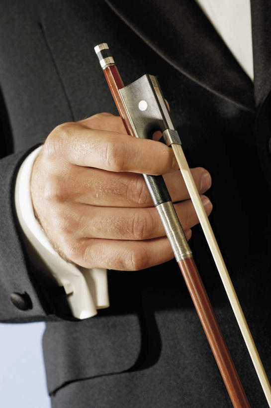 西方人,手,一个人,音乐家,站,竖图,室内,特写,白天,正面,西装,欧洲,欧洲人,仅一个男性,仅一个人,握,阴影,套装,正装,反射,影子,拿,拿着,职业装,仅一个年轻男性,站着,手部,握着,单手,琴弓,男人,男性,年轻男性,白种人,乐师,演奏家,音乐工作者,站立,半身,彩图