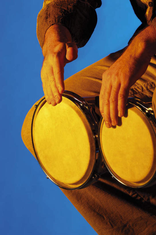 西方人,手,一个人,音乐家,跪,竖图,室内,特写,白天,正面,欧洲,欧洲人,双手,仅一个男性,仅一个人,阴影,蓝色背景,服装,风俗,朦胧,模糊,民俗,反射,影子,鼓,乐器,敲,休闲装,仅一个年轻男性,两个,衣服,休闲,手部,休闲服,摄影,服饰,影棚,打击乐器,节奏,节拍,非洲鼓,民风,传统乐器,男人,男性,年轻男性,白种人,乐师,演奏家,音乐工作者,跪着,半身,彩图,影棚拍摄,拍摄