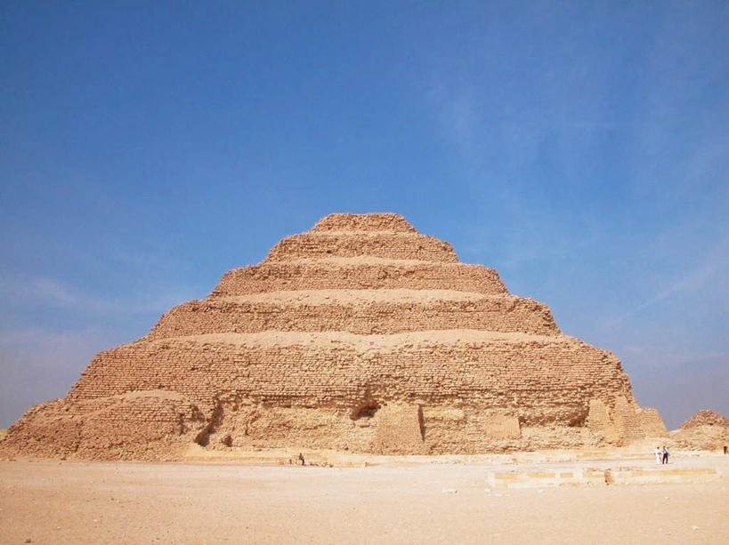 无人,横图,室外,白天,正面,旅游,度假,名胜古迹,沙漠,地标,非洲,埃及,阴影,遗迹,光线,影子,云,云朵,云彩,古迹,历史,文物,娱乐,古建筑,蓝色,白云,蓝天,天空,阳光,天,享受,休闲,旅游胜地,金字塔,放松,晴朗,古埃及,古文明,北非,萨卡拉,古代七大奇迹,阿拉伯埃及共和国,金字塔之国,棉花之国,阿非利加洲,阶梯金字塔,塞加拉,圣卡拉梯形金字塔,大漠,砂漠,晴空,彩图,标志性建筑