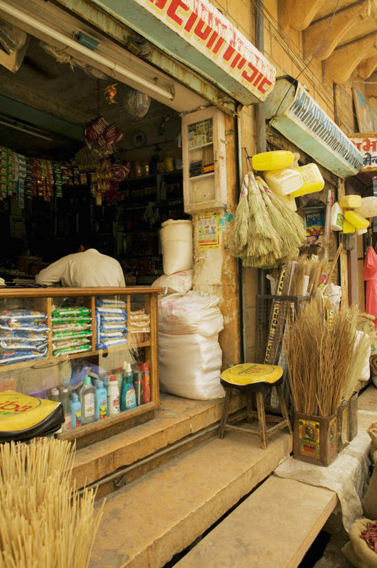 一个人,店员,商店,站,竖图,室外,白天,印度,亚洲,仅一个男性,仅一个人,仅一个中年男性,阴影,服装,光线,标志,文字,影子,字符,字母,休闲装,标识,商铺,背面,衣服,阳光,柜台,站着,营业员,休闲,休闲服,展示,服饰,出售,南亚,拉贾斯坦邦,拉贾斯坦,印度共和国,贾沙梅尔,展示柜,市肆,商号,销售人员,男人,男性,中年男性,亚洲人,印度人,售货员,站立,彩图,全身,店铺