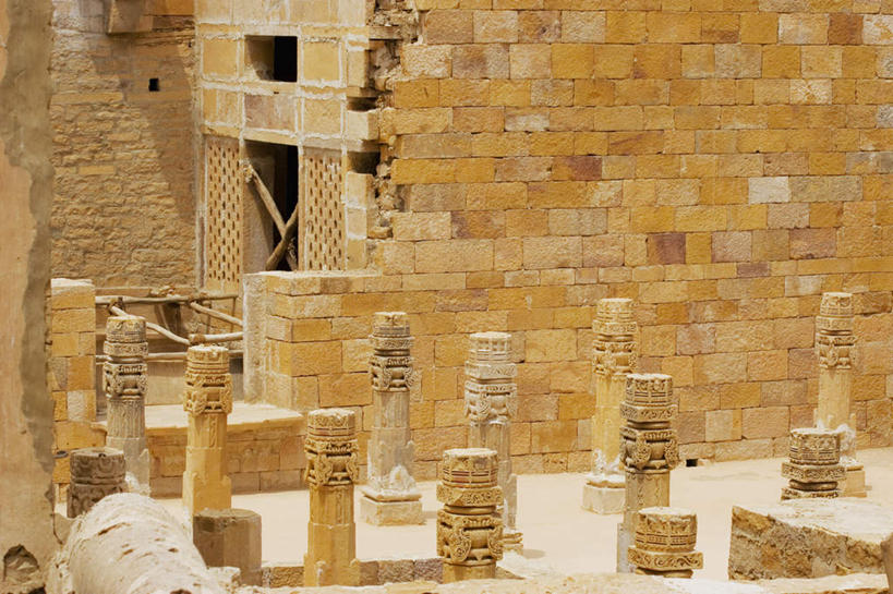 无人,宫殿,横图,室外,白天,正面,旅游,度假,石头,名胜古迹,标志建筑,地标,建筑,印度,亚洲,一排,许多,阴影,遗迹,整齐,光线,石子,影子,柱子,墙,古迹,文物,娱乐,建设,古建筑,墙壁,墙面,排列,阳光,享受,休闲,旅游胜地,放松,队列,南亚,古文明,拉贾斯坦邦,拉贾斯坦,印度共和国,贾沙梅尔,石块,岩石,彩图