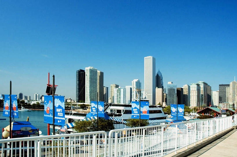 帆船,无人,高楼大厦,栏杆,码头,横图,室外,白天,正面,旅游,度假,办公楼,标志建筑,城市,大厦,地标,港口,建筑,摩天大楼,写字楼,船,美国,许多,阴影,光线,影子,围栏,游艇,娱乐,建设,护栏,排列,蓝色,蓝天,天空,阳光,楼宇,交通工具,天,享受,休闲,旅游胜地,商务楼,放松,晴朗,北美,北美洲,载具,美洲,伊利诺斯州,芝加哥,万里无云,世界屠猪城,巨肩之城,劳动之城,伊利诺伊,伊利诺伊州,伊利诺州,芝加哥市,芝城,林肯之地,北亚美利加洲,亚美利加洲,海军码头,海军军港,海军港,摆列,晴空,晴空万里,彩图,摆渡口,埠头,大楼,渡口,渡头,港湾,高层建筑,高楼,海港,货运码头,口岸,摩天楼,商港,布列,分列