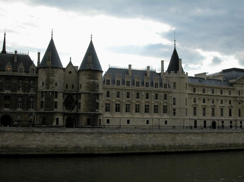 无人,横图,室外,白天,正面,度假,河流,美景,水,窗户,城市风光,城市,路灯,照明,法国,巴黎,欧洲,一排,许多,整齐,堡垒,城堡,河水,景观,水流,乌云,云,阴天,云朵,灯光,首都,云彩,娱乐,灯,排列,天空,天,享受,休闲,景色,放松,照亮,昏暗,阴沉,照明设备,要塞,队列,法兰西共和国,法兰西第五共和国,设防,彩图