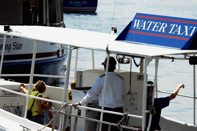 西方人,四个人,站,横图,室外,白天,工作服,制服,海浪,海洋,轮船,船,欧洲,欧洲人,乘客,指,阴影,服装,光线,英文,标志,文字,影子,字符,字母,浪花,注视,指点,休闲装,标识,背面,衣服,阳光,海水,交通工具,观察,驾驶,看,行驶,站着,休闲,休闲服,服饰,观看,英文字母,操纵,控制,察看,指向,关注,载具,海景,操控,把持,工作制服,船长,船主,男人,男性,女人,女性,中年男性,中年女性,白种人,大海,风浪,海,海水的波动,近岸浪,涌浪,站立,半身,彩图,工作套服