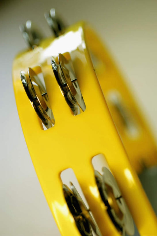 无人,竖图,室内,特写,白天,正面,静物,阴影,灰色背景,朦胧,模糊,反射,影子,乐器,铃鼓,音乐,黄色,摄影,影棚,打击乐器,手鼓,彩图,影棚拍摄,拍摄