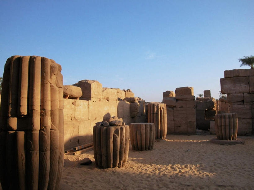 无人,横图,室外,白天,正面,旅游,度假,名胜古迹,标志建筑,道路,地标,建筑,路,非洲,埃及,阴影,遗迹,光线,影子,柱子,墙,小路,神庙,交通,古迹,文物,娱乐,建设,古建筑,墙壁,墙面,蓝色,蓝天,天空,阳光,天,享受,休闲,旅游胜地,放松,晴朗,古埃及,古文明,北非,万里无云,阿拉伯埃及共和国,金字塔之国,棉花之国,卡尔纳克神庙,卡纳克神庙,阿非利加洲,底比斯,百门之都,晴空,晴空万里,彩图