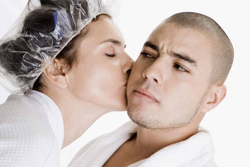 西方人,脸,头,脸颊,秃头,两个人,闭眼,吻,横图,室内,特写,白天,白色背景,正面,浴袍,爱情,帽子,欧洲,欧洲人,阴影,反射,影子,浴帽,浪漫,注视,肩膀,观察,看,温暖,温馨,恩爱,恋人,摄影,影棚,观看,卷发棒,卷发器,厌恶,和睦,察看,关注,烫发器,一顶,讨厌,防水帽,沐浴帽,洗浴帽,洗澡帽,男人,男性,年轻男性,年轻女性,女人,女性,白种人,头部,光头,无发,脸部,脸蛋,面部,情侣,闭眼睛,闭着眼,闭着眼睛,亲,亲吻,半身,彩图,影棚拍摄,汤帷子,浴衣,拍摄,伴侣,融洽