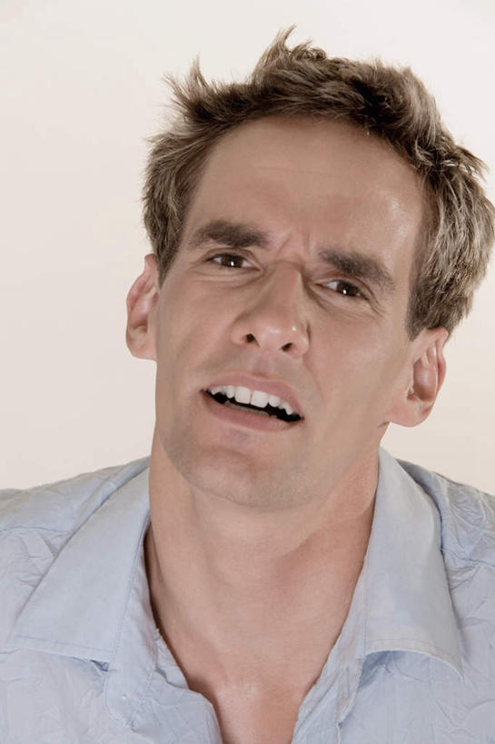 西方人,脸,头,脸颊,头发,一个人,竖图,室内,特写,白天,白色背景,正面,衬衫,欧洲,欧洲人,仅一个男性,仅一个人,阴影,反射,影子,注视,肩膀,仅一个年轻男性,观察,看,金色,迷茫,摄影,影棚,观看,察看,关注,迷惑,男人,男性,年轻男性,白种人,头部,直发,脸部,脸蛋,面部,抬头,仰头,半身,彩图,影棚拍摄,衬衣,拍摄,短发