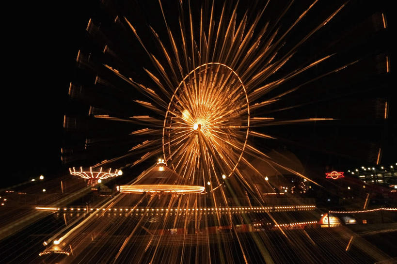 无人,游乐园,高楼大厦,码头,横图,室外,夜晚,长时间曝光,仰视,旅游,度假,游戏,标志建筑,城市,大厦,地标,港口,建筑,摩天大楼,夜景,游乐场,美国,阴影,朦胧,模糊,光线,影子,摩天轮,灯光,玩,娱乐,建设,享受,休闲,旅游胜地,放松,游乐设施,活动,北美,北美洲,发泄,消遣,智力,美洲,曝光,伊利诺斯州,芝加哥,世界屠猪城,巨肩之城,劳动之城,伊利诺伊,伊利诺伊州,伊利诺州,费里斯大转轮,芝加哥市,芝城,林肯之地,北亚美利加洲,亚美利加洲,宣泄,乐园,海军码头,海军军港,海军港,游艺设施,玩耍,嬉戏,彩图,低角度拍摄,摆渡口,埠头,大楼,渡口,渡头,港湾,高层建筑,高楼,海港,货运码头,口岸,摩天楼,商港