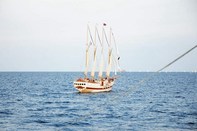 横图,室外,白天,正面,旅游,度假,海浪,海洋,美景,城市,船,美国,一艘,阴影,光线,影子,景观,浪花,水平线,辽阔,海平线,娱乐,游轮,游船,蓝色,蓝天,天空,阳光,自然,海水,交通工具,天,驾驶,行驶,享受,休闲,广阔,景色,放松,晴朗,一望无际,操纵,控制,北美,北美洲,自然风光,载具,美洲,海景,操控,伊利诺斯州,芝加哥,万里无云,世界屠猪城,巨肩之城,劳动之城,伊利诺伊,伊利诺伊州,伊利诺州,芝加哥市,芝城,林肯之地,北亚美利加洲,亚美利加洲,把持,旅游船,无边无际,一马平川,大海,风浪,海,海水的波动,近岸浪,涌浪,晴空,晴空万里,半身,彩图,水天相接,水天一线