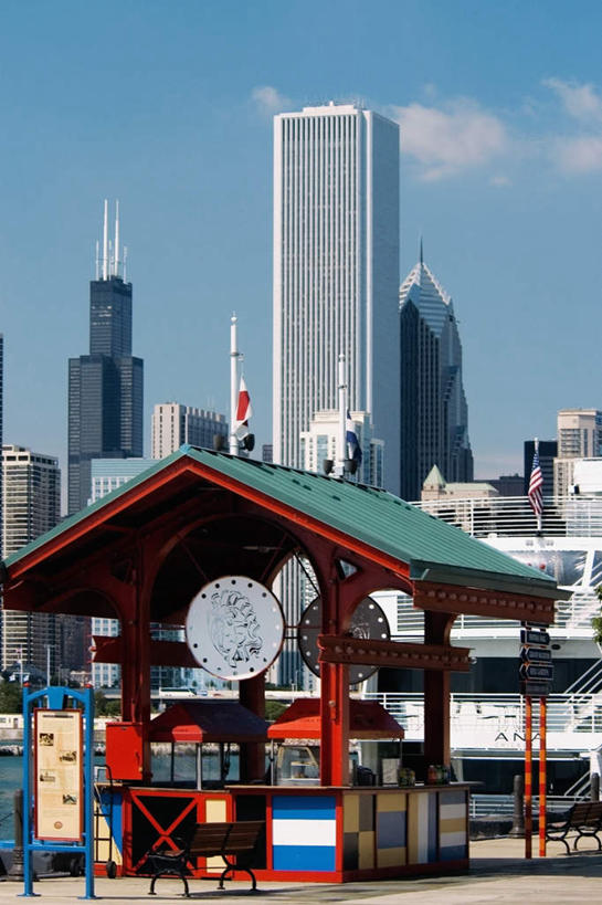 无人,高楼大厦,栏杆,码头,竖图,室外,白天,正面,度假,办公楼,美景,城市风光,城市,大厦,港口,建筑,轮船,摩天大楼,写字楼,船,椅子,美国,阴影,光线,影子,木椅,景观,云,云朵,围栏,云彩,娱乐,护栏,蓝色,白云,蓝天,天空,阳光,楼宇,交通工具,天,享受,休闲,商务楼,景色,放松,晴朗,北美,北美洲,载具,美洲,伊利诺斯州,芝加哥,世界屠猪城,巨肩之城,劳动之城,伊利诺伊,伊利诺伊州,伊利诺州,芝加哥市,芝城,林肯之地,北亚美利加洲,亚美利加洲,海军码头,海军军港,海军港,晴空,彩图,摆渡口,埠头,大楼,渡口,渡头,港湾,高层建筑,高楼,海港,货运码头,口岸,摩天楼,商港