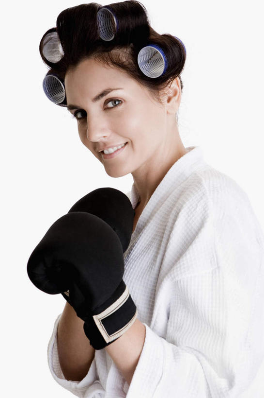 西方人,一个人,站,笑,微笑,露齿笑,竖图,室内,白天,白色背景,侧面,浴袍,安全,欧洲,欧洲人,仅一个年轻女性,仅一个女性,仅一个人,阴影,环绕,缠绕,反射,影子,防护,拳击手套,注视,运动器械,两个,白色,黑色,手套,观察,看,站着,四个,健身器械,摄影,影棚,观看,卷发棒,卷发器,保护,察看,关注,保险,健身器材,纠缠,烫发器,保全,周全,安稳,安定,防护手套,塑料卷发棒,平安,年轻女性,女人,女性,白种人,站立,半身,彩图,影棚拍摄,汤帷子,浴衣,拍摄,运动器材