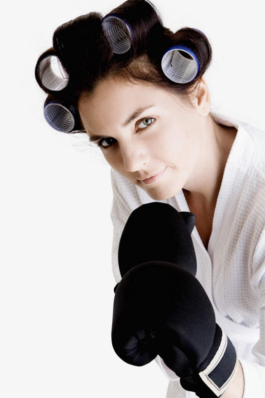 西方人,一个人,站,笑,微笑,露齿笑,竖图,室内,白天,白色背景,侧面,浴袍,安全,欧洲,欧洲人,仅一个年轻女性,仅一个女性,仅一个人,阴影,环绕,缠绕,反射,影子,防护,拳击手套,注视,运动器械,两个,白色,黑色,手套,观察,看,站着,四个,健身器械,摄影,影棚,观看,卷发棒,卷发器,保护,察看,关注,保险,健身器材,纠缠,烫发器,保全,周全,安稳,安定,防护手套,塑料卷发棒,平安,年轻女性,女人,女性,白种人,站立,半身,彩图,影棚拍摄,汤帷子,浴衣,拍摄,运动器材