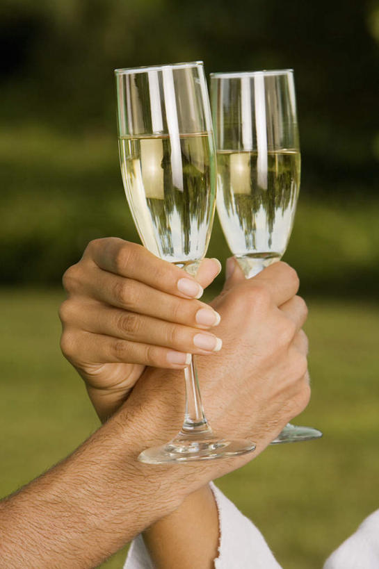 葡萄酒,西方人,手,两个人,竖图,室外,特写,白天,正面,爱情,奢侈,快乐,杯子,欧洲,欧洲人,双手,阴影,朦胧,模糊,光线,高脚杯,影子,两杯,浪漫,玻璃制品,酒,饮料,阳光,酒杯,香槟,温暖,温馨,手部,恩爱,诱惑,恋人,和睦,交杯酒,交杯,香槟杯,气泡酒,起泡酒,汽酒,男人,男性,年轻男性,年轻女性,女人,女性,白种人,情侣,玻璃杯,半身,彩图,高兴,欢笑,合卺,伴侣,融洽