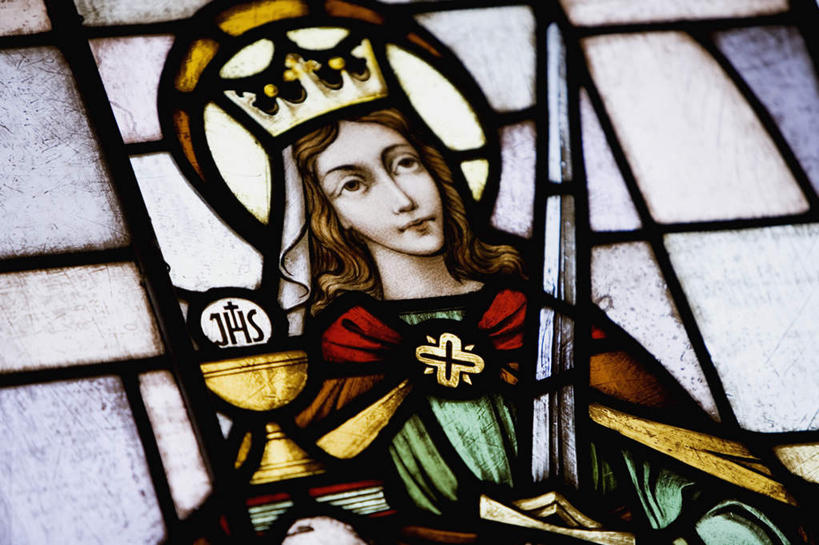 西方人,一个人,无人,教堂,站,横图,室内,特写,白天,仰视,民族服装,旅游,度假,竞争,标志建筑,地标,建筑,杯子,欧洲,欧洲人,仅一个年轻女性,仅一个女性,仅一个人,圣母,圣母玛利亚,对抗,握,阴影,节日,冲突,反射,头巾,影子,注视,破坏,文化,娱乐,建设,观察,看,祈祷,站着,享受,休闲,健康,武器,旅游胜地,放松,战争,握着,许愿,宗教,信仰,观看,纪念,祈求,损坏,察看,剑,攻击,威胁,对立,关注,矛盾,兵器,防御,信念,玛利亚,圣餐杯,敌对,挫败,斗争,抗拒,抗衡,杀伤,威慑,彩绘玻璃,彩色玻璃,教堂玻璃,圣杯,艺术玻璃,圣女,百兵之君,短兵,平安,危险,年轻女性,女人,女性,白种人,站立,半身,彩图,低角度拍摄,传统服装,民俗服,大教堂,礼拜堂