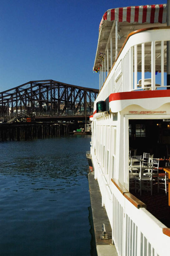 无人,竖图,室外,白天,正面,度假,美景,城市风光,城市,大桥,立交桥,桥梁,船,美国,一艘,阴影,光线,影子,景观,高架,斜拉桥,桥,娱乐,蓝色,蓝天,天空,阳光,交通工具,天,享受,休闲,景色,放松,晴朗,北美,北美洲,载具,美洲,蒸汽机,波士顿,万里无云,马萨诸塞州,麻州,麻省,首府,马萨诸塞,麻塞诸塞,老殖民地,海湾之州,美国雅典,豆豆城,宇宙的中心,山上的城,超验城,北亚美利加洲,亚美利加洲,蒸汽机船,晴空,晴空万里,彩图