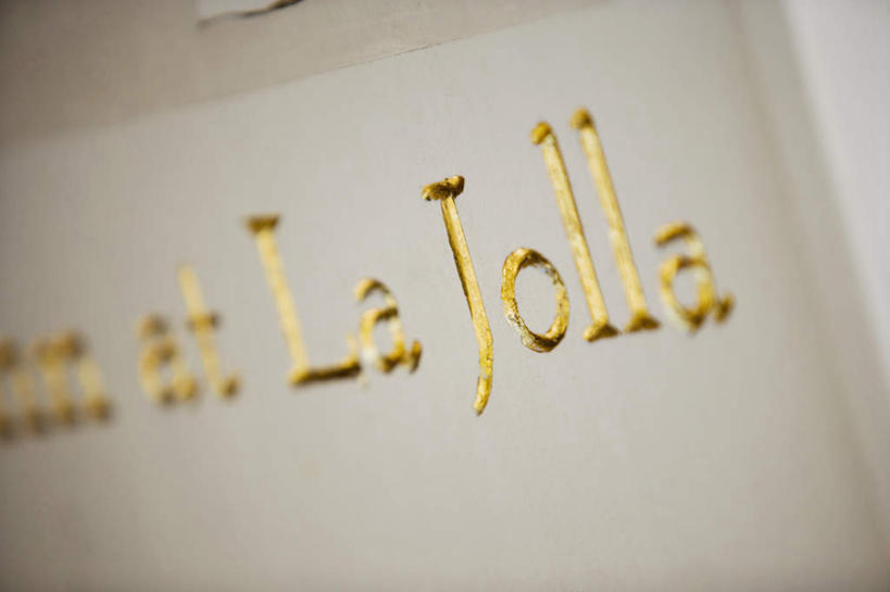 无人,横图,俯视,室内,特写,白天,指示牌,静物,英文,标志,路标,文字,字符,字母,标识,路牌,金色,英文字母,富贵,忠诚,富丽,名誉,荣华,彩图,高角度拍摄